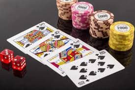 Giao diện ứng dụng TP88 trên màn hình điện thoại với cá cược và game slot